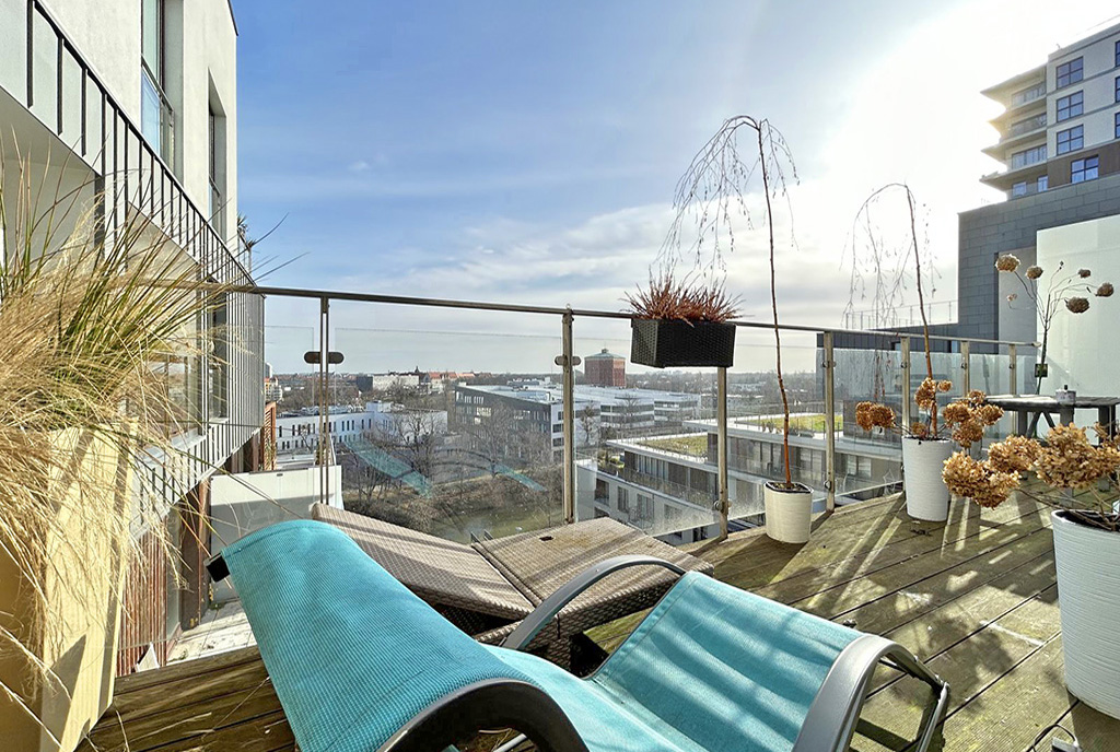 słoneczny balkon przy ekskluzywnym apartamencie na wynajem Wrocław