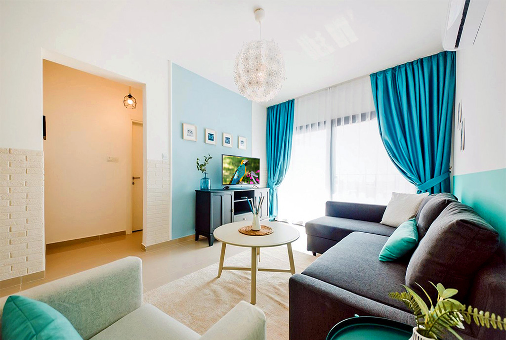 zaaranżowane w bieli i błękicie wnętrze luksusowego apartamentu na sprzedaż Cypr (Iskele)