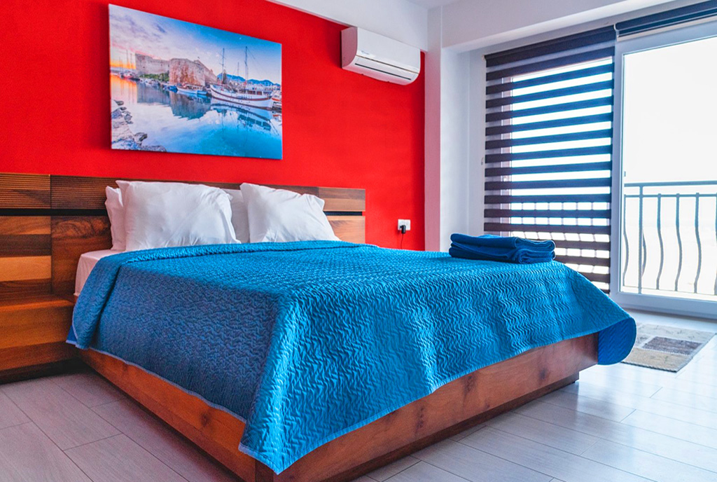 zaprojektowana gustownie sypialnia w ekskluzywnym apartamencie do sprzedaży Cypr (Iskele)