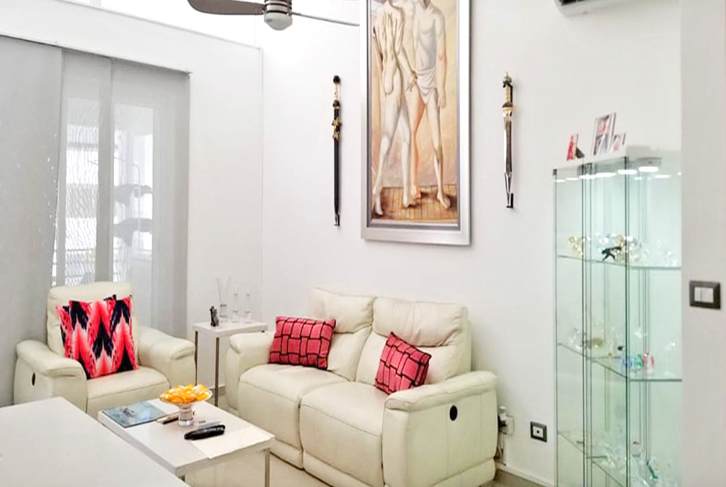 imponujący rozmiarami pokój dzienny w luksusowym apartamencie do sprzedaży Dominikana (Bavaro)