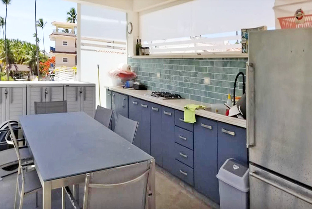 funkcjonalnie urządzona kuchnia w luksusowym apartamencie do sprzedaży Dominikana (Bavaro)