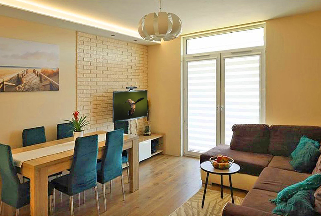 na pierwszym planie pokój dzienny w ekskluzywnym apartamencie do sprzedaży Gdańsk