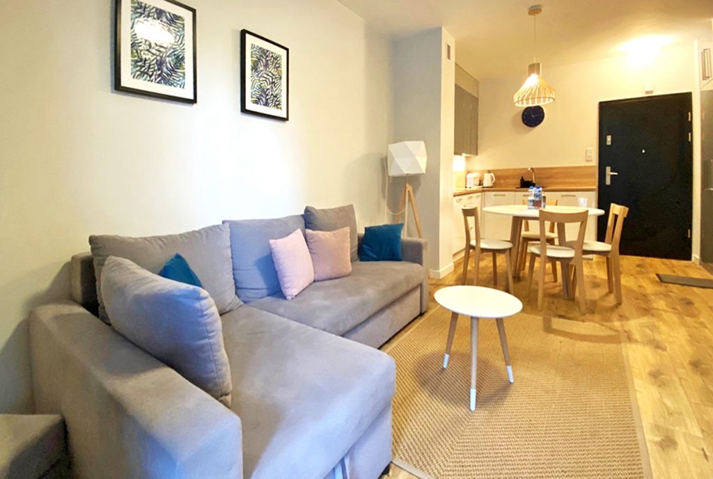 widok na salon oraz jadalnię w ekskluzywnym apartamencie na sprzedaż Kołobrzeg