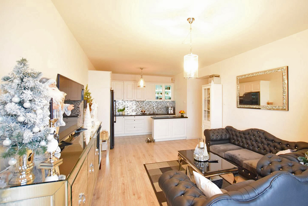 widok z pokoju gościnnego na kuchnię w ekskluzywnym apartamencie do sprzedaży Suwałki