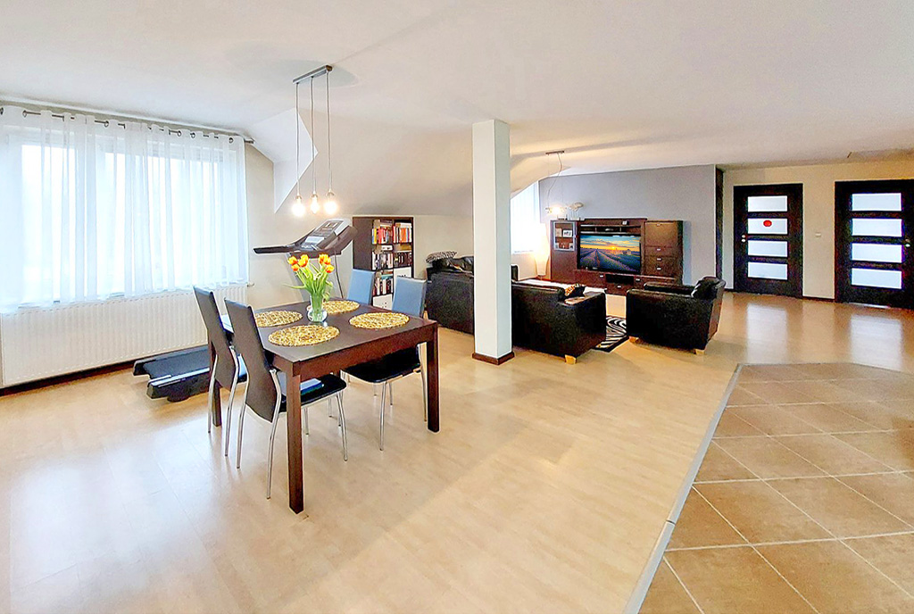 przestronny salon w ekskluzywnej willi do sprzedaży Częstochowa (okolice)