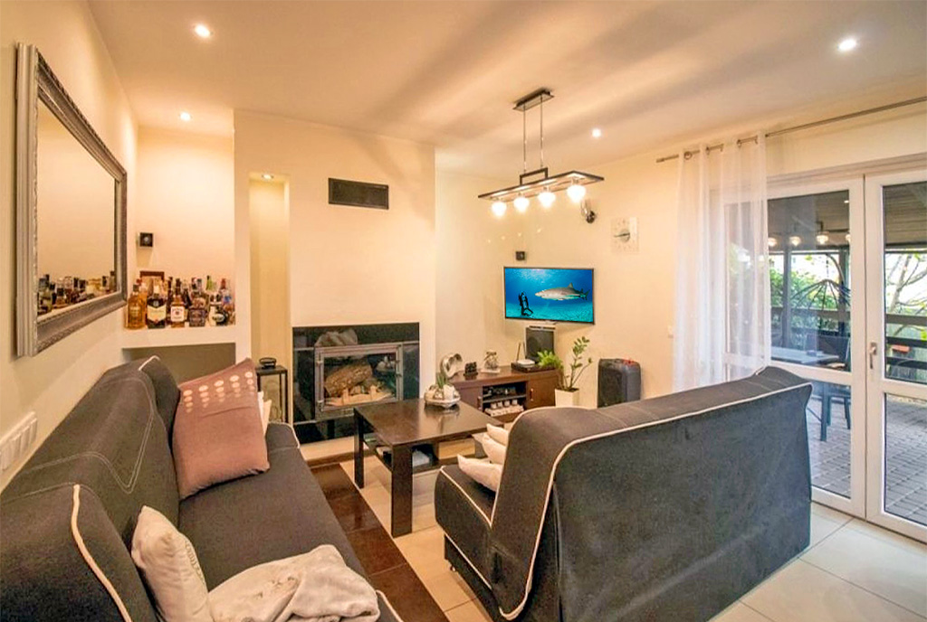 na pierwszym planie elegancki kominek w pokoju gościnnym w luksusowej willi na sprzedaż Leszno (okolice)