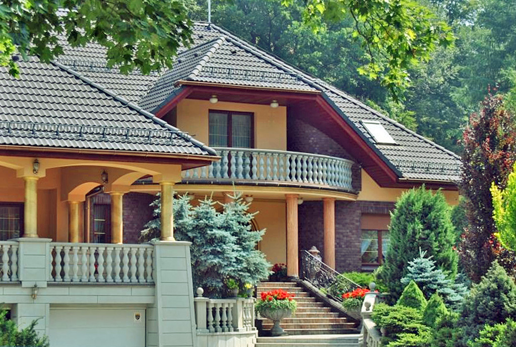 widok od strony tarasu na luksusową willę na sprzedaż kameralne wnętrze ekskluzywnej willi do sprzedaży Wisła