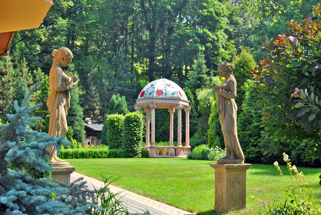 przepięknie zagospodarowana działka wokół ekskluzywnej willi na sprzedaż kameralne wnętrze ekskluzywnej willi do sprzedaży Wisła