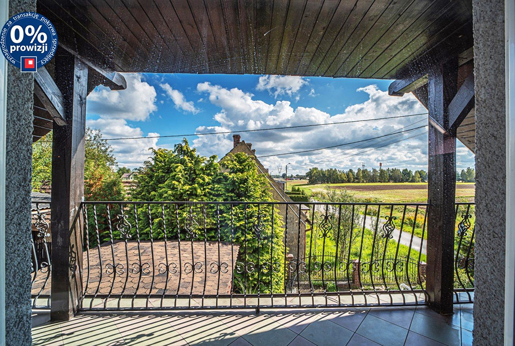 balkon z widokiem przy ekskluzywnej willi na sprzedaż