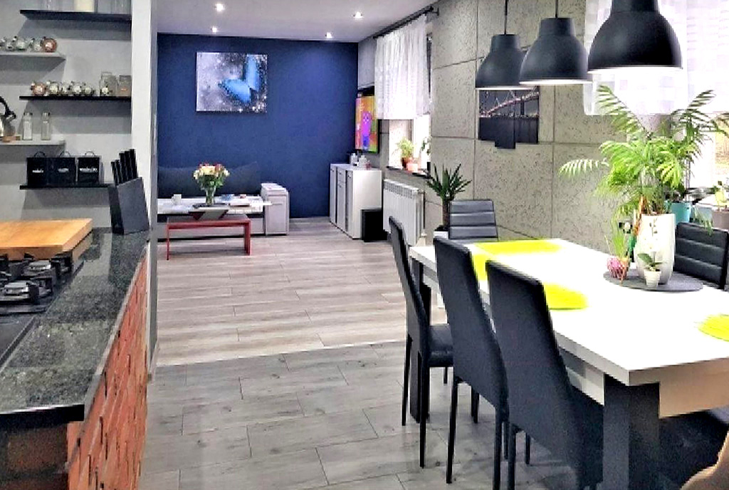 widok na pokój dzienny oraz jadalnię w luksusowej willi na sprzedaż Zielona Góra (okolice)