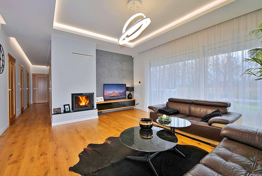 na zdjęciu eleganckim kominek w pokoju dziennym luksusowej willi na sprzedaż Gorzów Wielkopolski