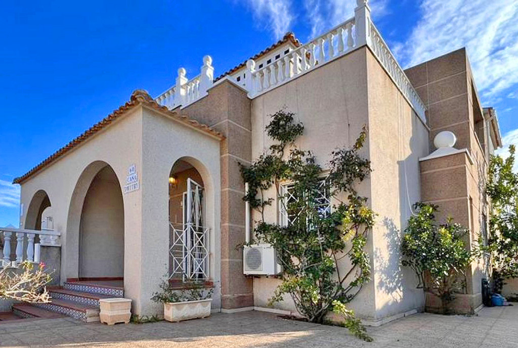 monumentalna bryła ekskluzywnej willi do sprzedaży Hiszpania (Nueva Torrevieja)