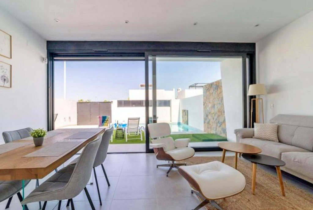 na pierwszym planie pokój dzienny w ekskluzywnej willi do sprzedaży Hiszpania (San Pedro del Pinatar)