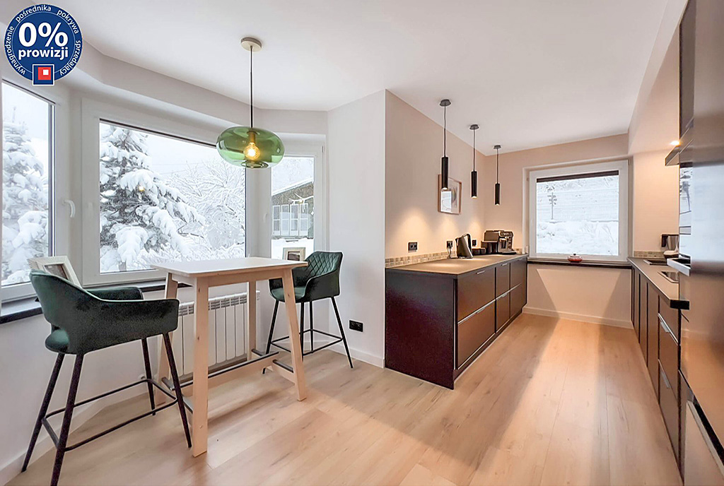 na zdjęciu kuchnia oraz jadalnia w ekskluzywnej willi do sprzedaży Kraków (okolice)