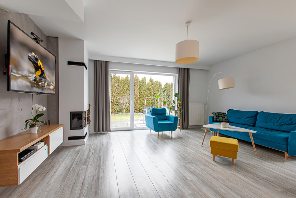 na pierwszym planie salon w luksusowej willi do sprzedaży Poznań (okolice)