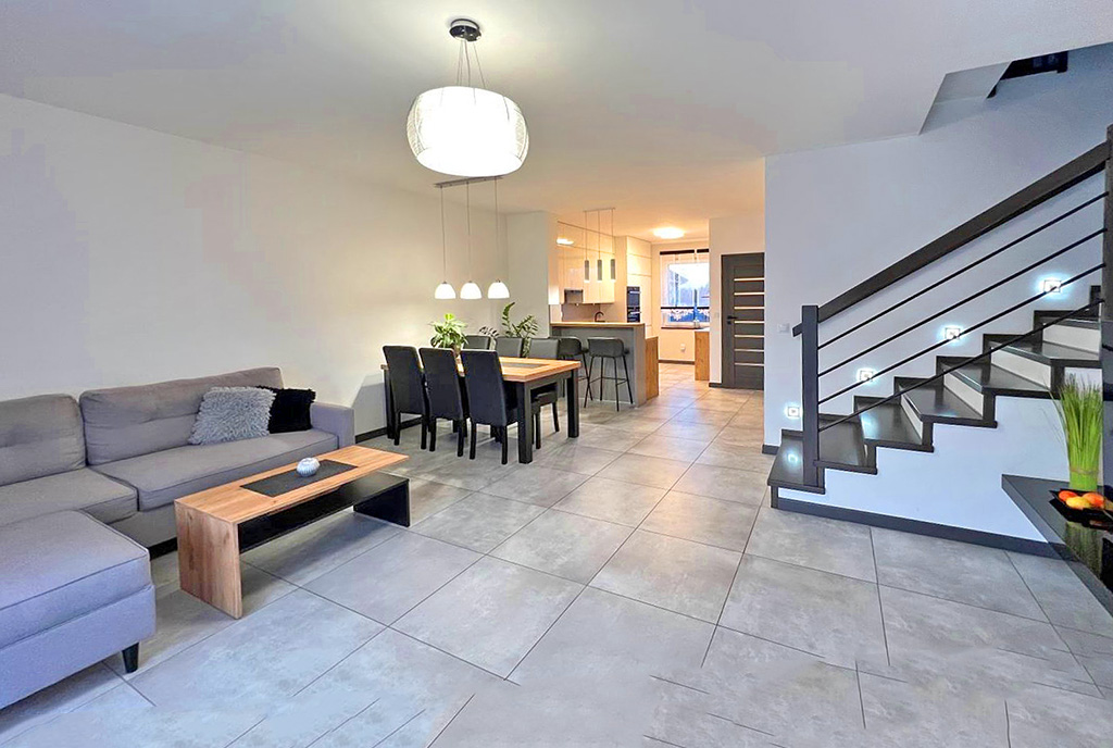 zaprojektowany w nowoczesnym stylu pokój dzienny w luksusowej willi na sprzedaż Zielona Góra (okolice)