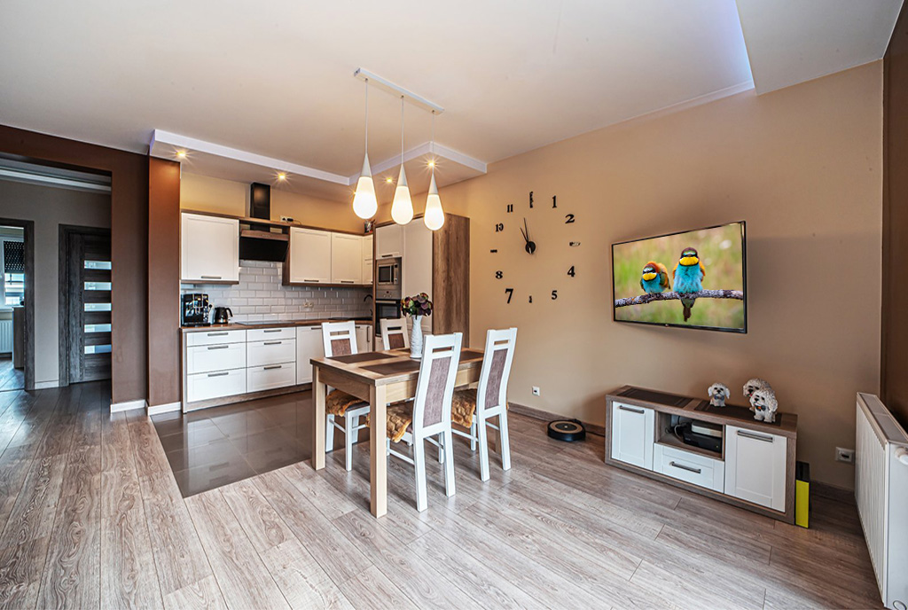 na pierwszym planie salon w ekskluzywnym apartamencie do sprzedaży Bolesławiec