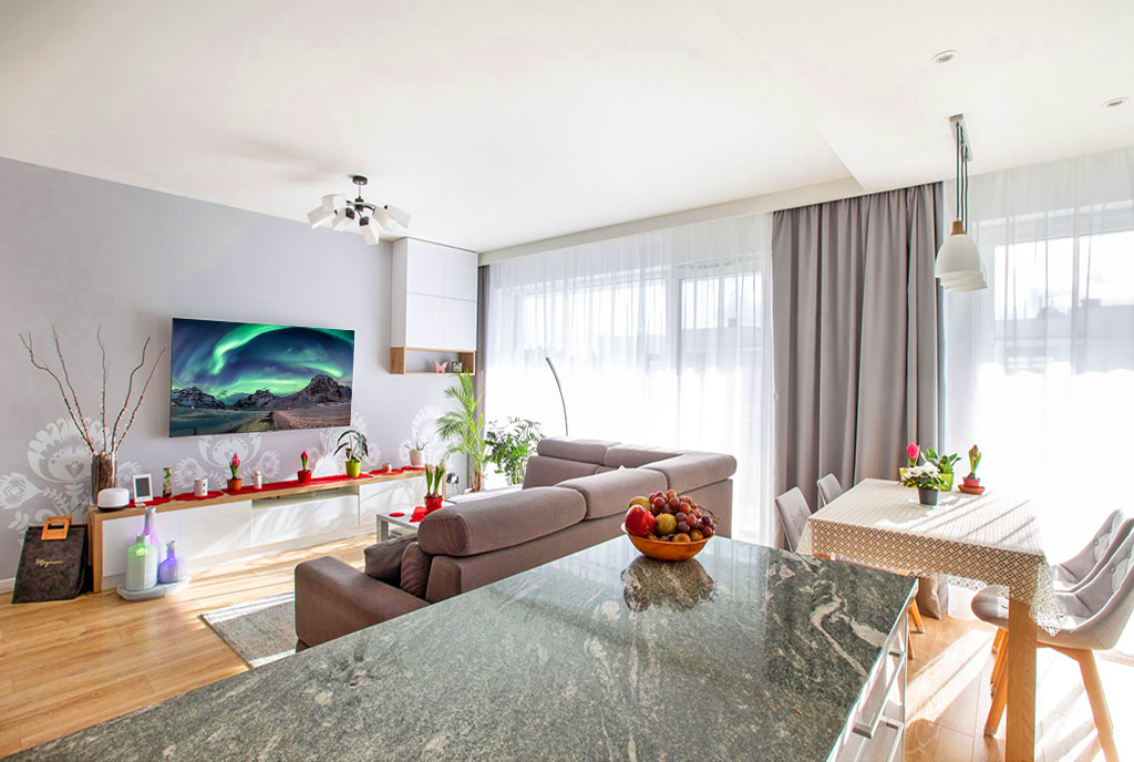 na pierwszym planie pokój gościnny w ekskluzywnym apartamencie do sprzedaży Ełk