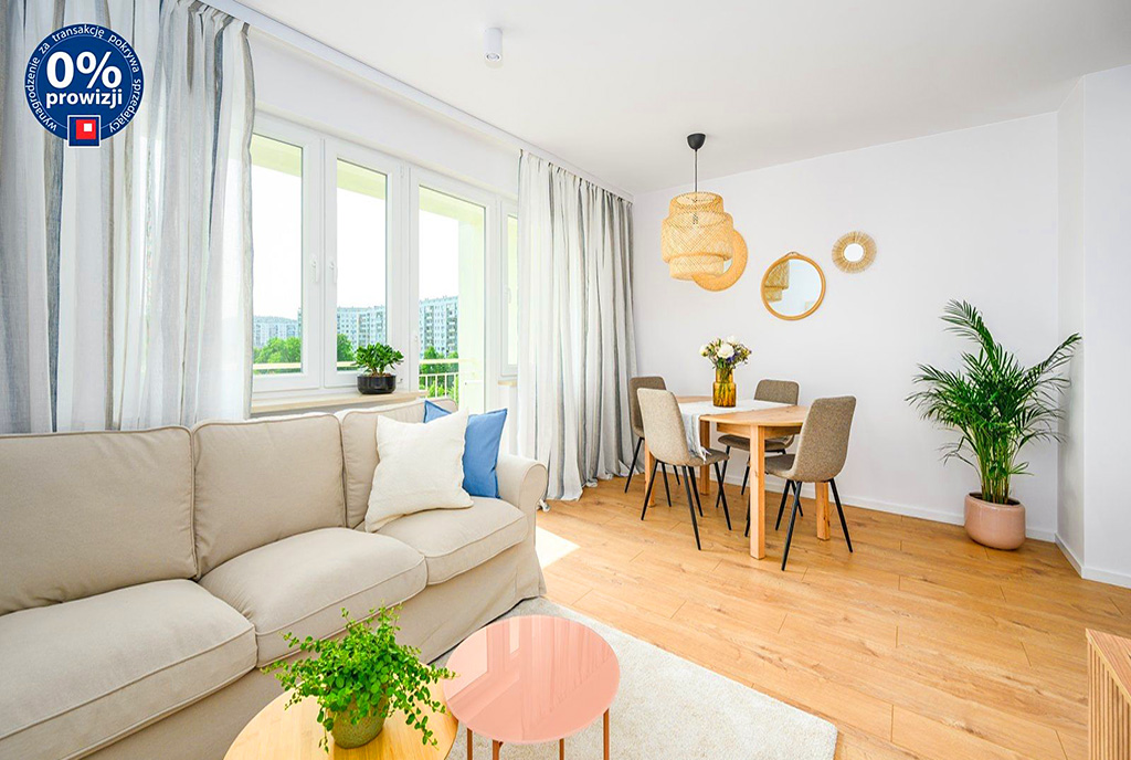 widok na pokój dzienny oraz balkon w luksusowym apartamencie na sprzedaż Gdańsk