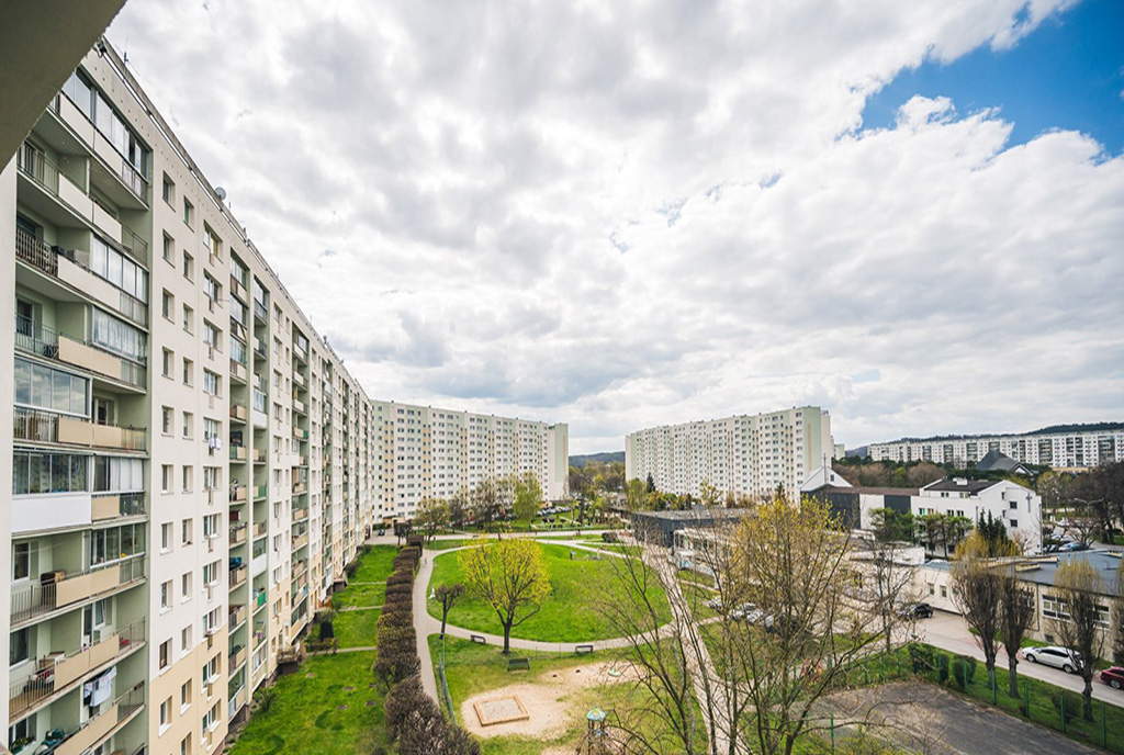 atrakcyjne osiedle, na którym znajduje się oferowany na sprzedaż luksusowy apartament Gdańsk