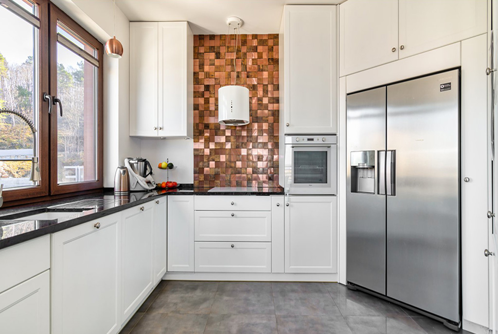 utrzymana w tonacji bieli kuchnia w ekskluzywnym apartamencie do sprzedaży Gdynia