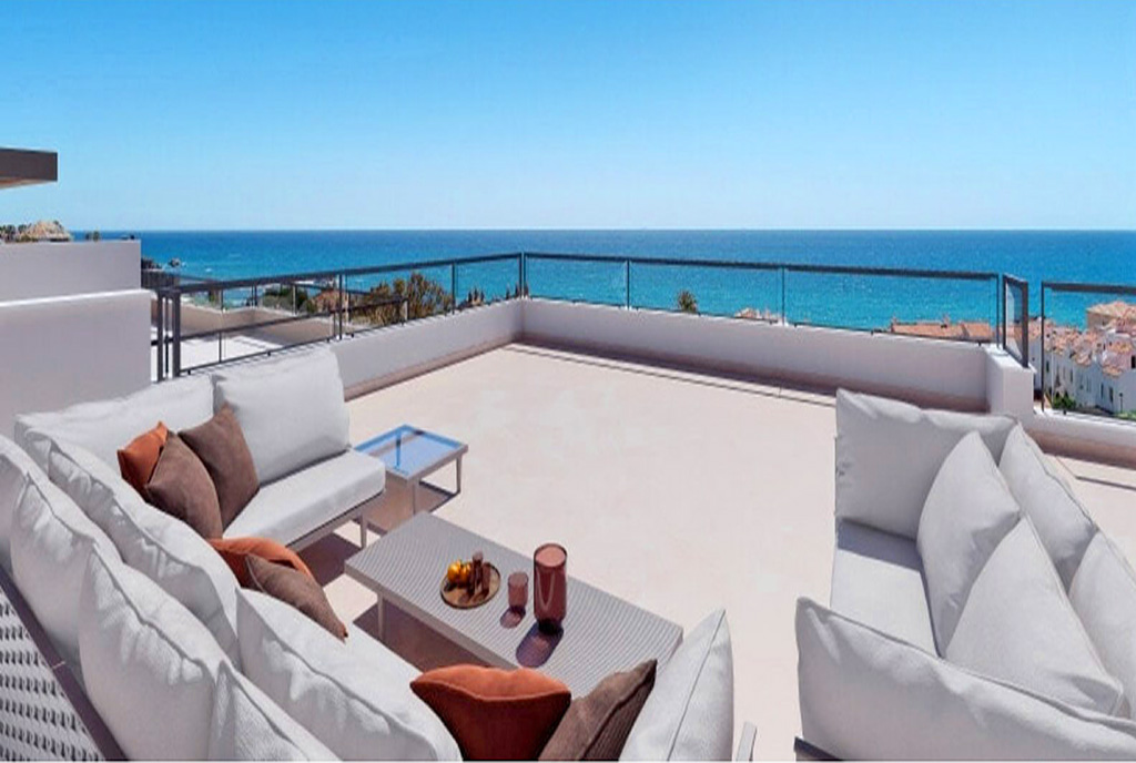 słoneczny taras przy luksusowym apartamencie na sprzedaż Hiszpania (Casares del Mar, Estepona)