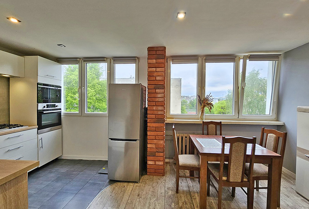 po prawej jadalnia, po lewej kuchnia w luksusowym apartamencie na sprzedaż Legnica (okolice)