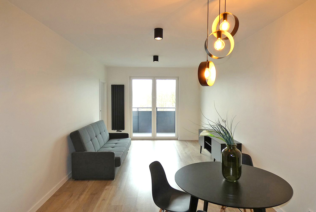 zdjęcie prezentuje pokój gościnny w ekskluzywnym apartamencie na sprzedaż Ostrów Wielkopolski