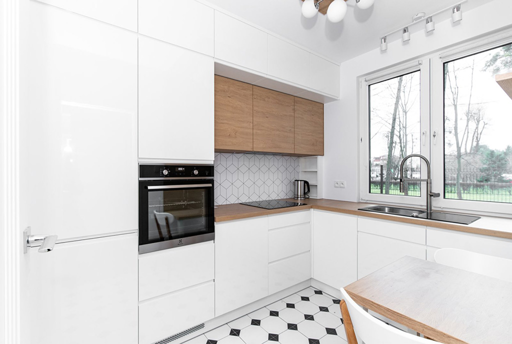 zaprojektowana w bieli kuchnia w ekskluzywnym apartamencie na wynajem Gdynia (okolice)