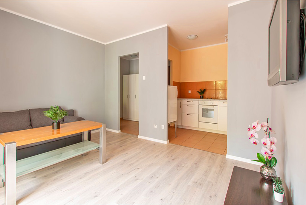 widok z salonu na kuchnię w luksusowym apartamencie do wynajmu Poznań