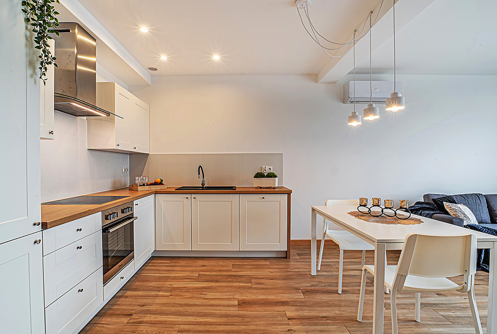 widok na aneks kuchenny oraz jadalnię w ekskluzywnym apartamencie na wynajem Bolesławiec