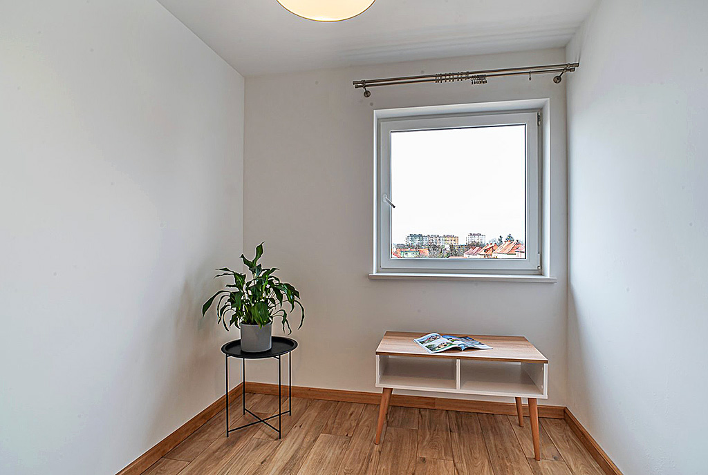 sfotografowany z innej perspektywy pokój dla dziecka w luksusowym apartamencie do wynajęcia Bolesławiec
