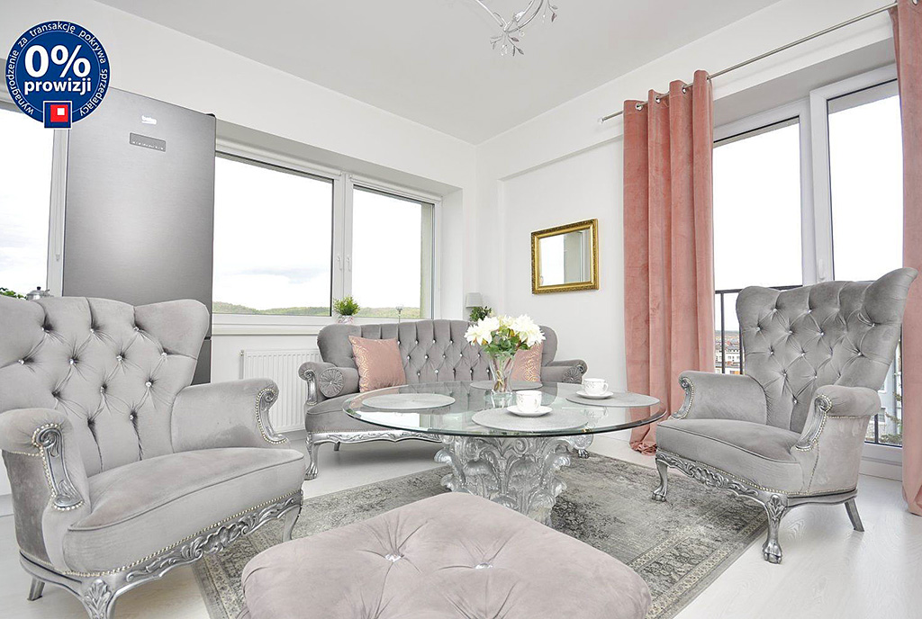 na pierwszym planie salon w ekskluzywnym apartamencie do sprzedaży Gdynia (okolice)