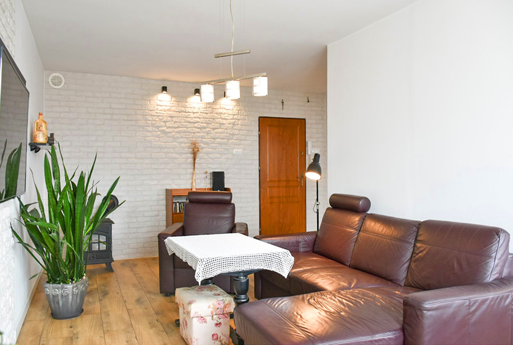 przeciwległa ściana pokoju dziennego w ekskluzywnym apartamencie do sprzedaży Legnica (okolice)