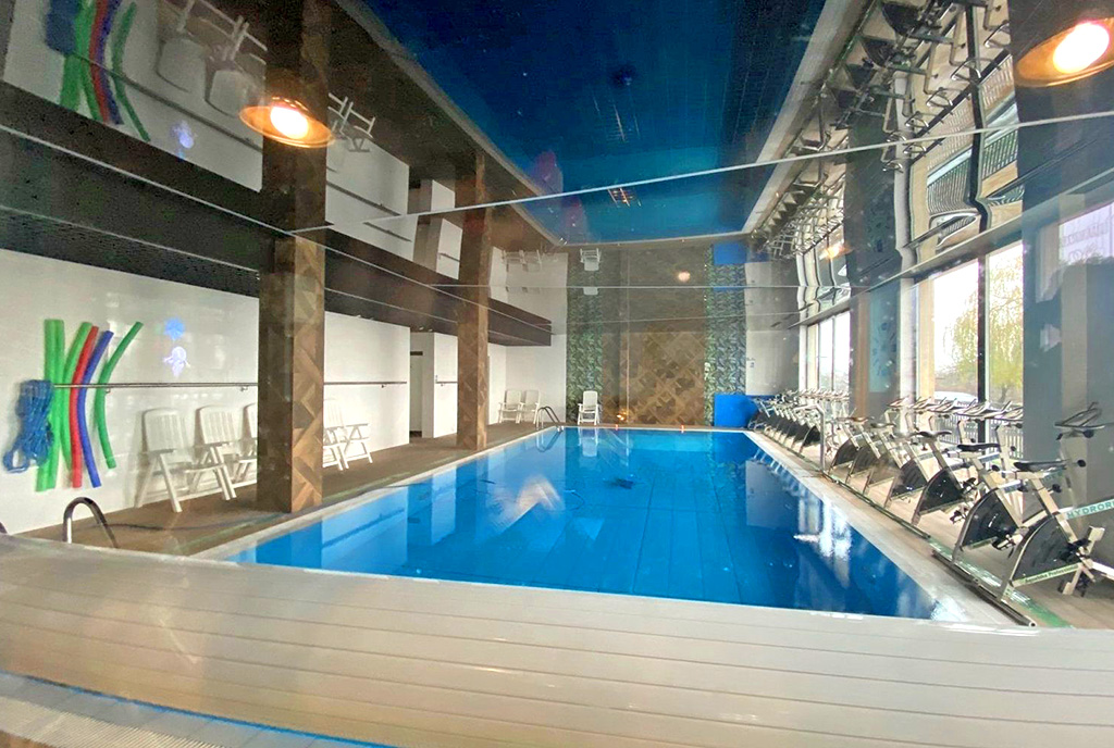 zbliżenie na basen w częściach wspólnych apartamentowca, w którym mieści się oferowany do sprzedaży ekskluzywny apartament Szczecin