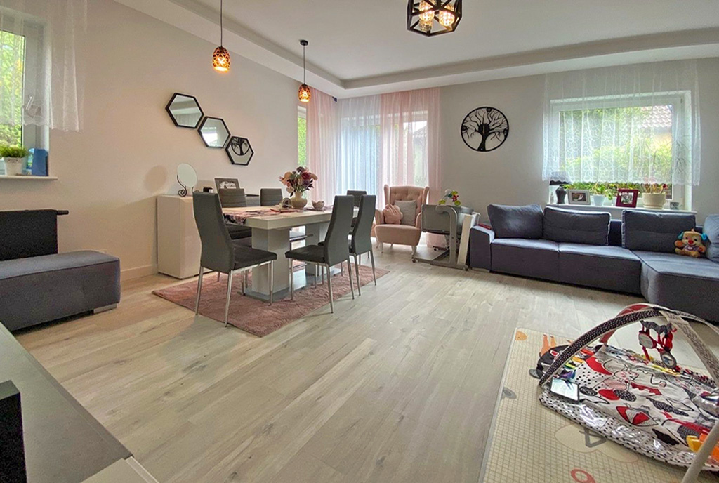 przeciwległa ściana salonu w ekskluzywnym apartamencie do sprzedaży Szczecin