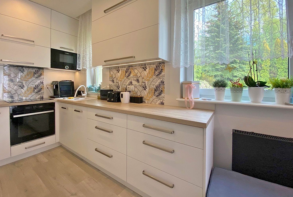 utrzymana w bieli kuchnia w ekskluzywnym apartamencie do sprzedaży Szczecin