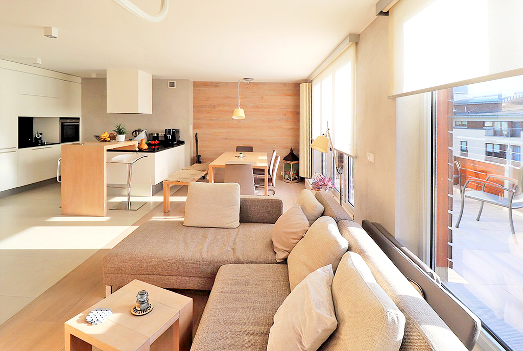 zdjęcie prezentuje pokój gościnny oraz aneks kuchenny w luksusowym apartamencie na sprzedaż Ustroń