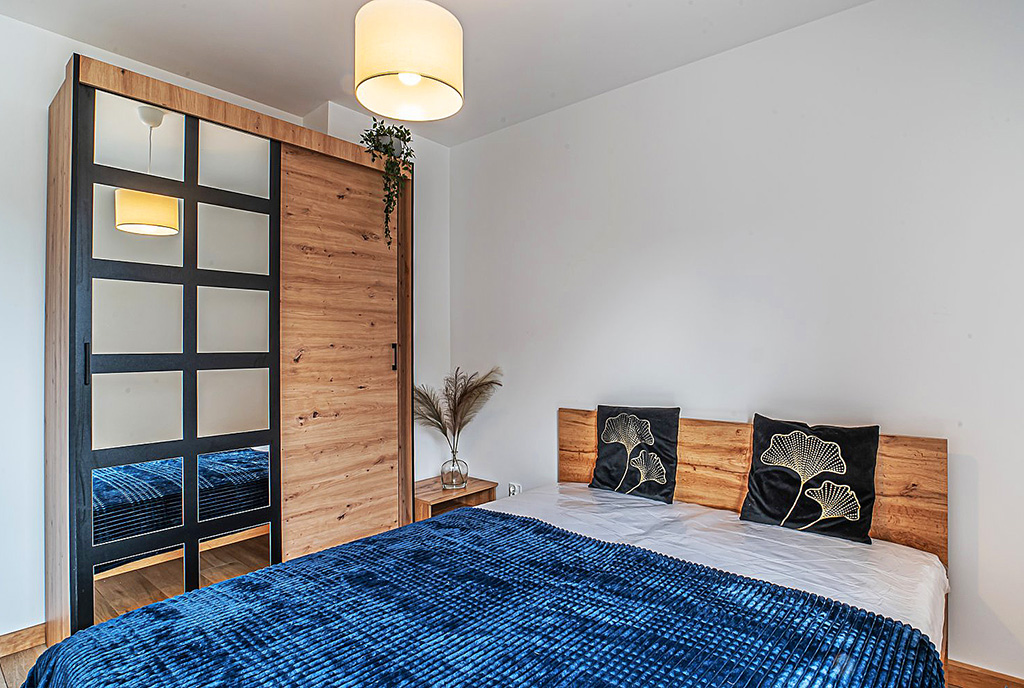 elegancka sypialnia w luksusowym apartamencie do wynajęcia Bolesławiec