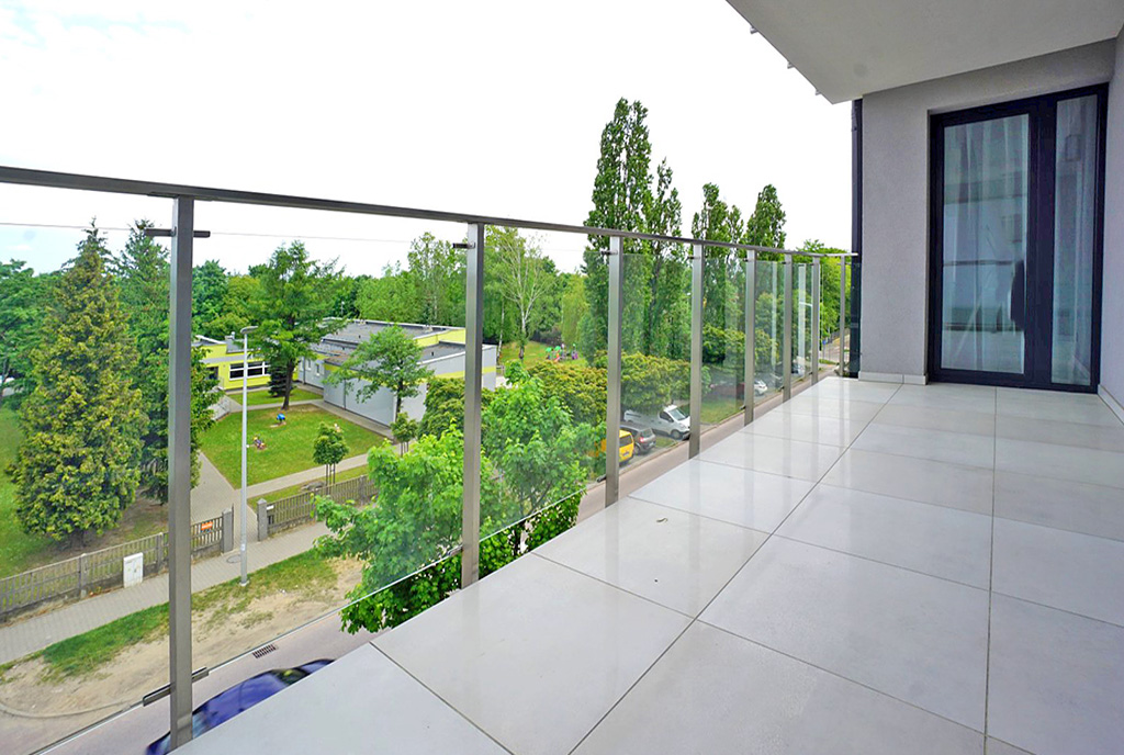 balkon z widokiem na zieleń przy luksusowym apartamencie na wynajem Piotrków Trybunalski