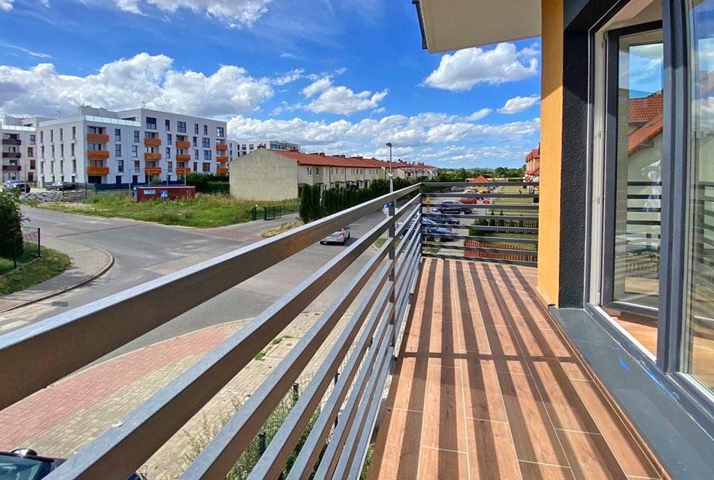 przestronny balkon przy ekskluzywnym apartamencie na wynajem Szczecin (okolice)