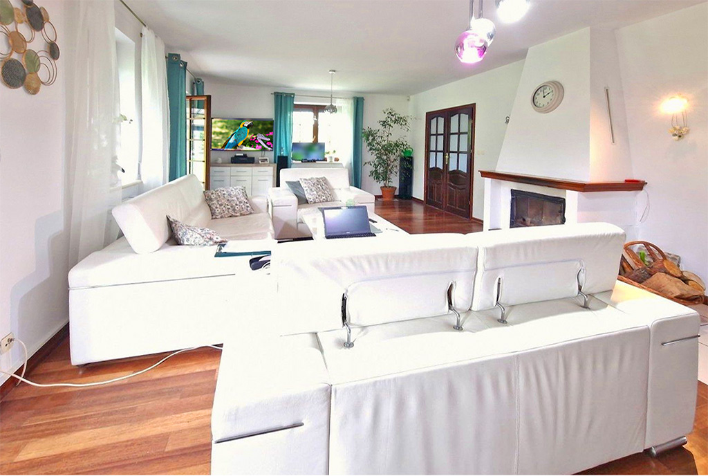 utrzymany w białym kolorze salon w luksusowej willi do sprzedaży Bielsko-Biała (okolice)