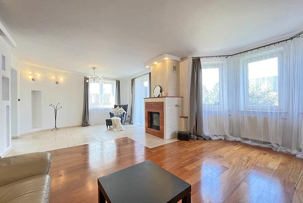 elegancki salon z kominkiem w luksusowej willi na sprzedaż Katowice (okolice)