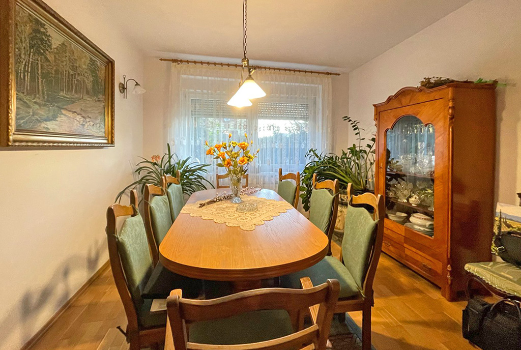 widok na elegancką jadalnię w luksusowej willi do sprzedaży