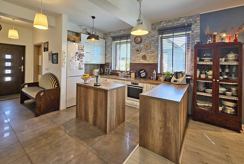 ogromna kuchnia w luksusowej willi na sprzedaż Katowice (okolice)