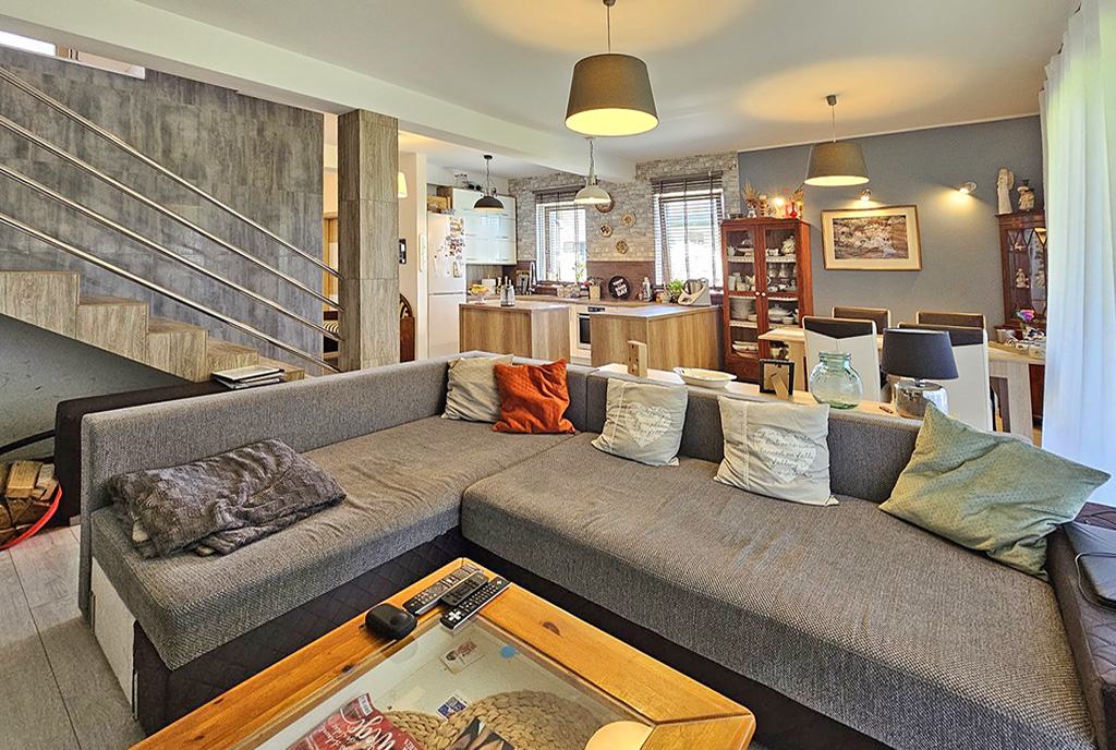 zaaranżowane w modnym stylu wnętrze ekskluzywnej willi na sprzedaż Katowice (okolice)