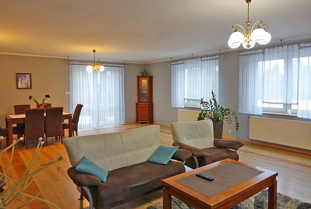 okazały salon w luksusowej willi do sprzedaży Toruń (okolice)