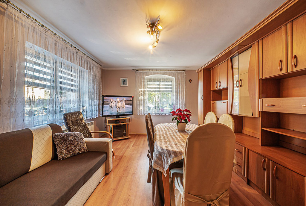 komfortowe wnętrze pokoju gościnnego w ekskluzywnej willi do sprzedaży Zgorzelec