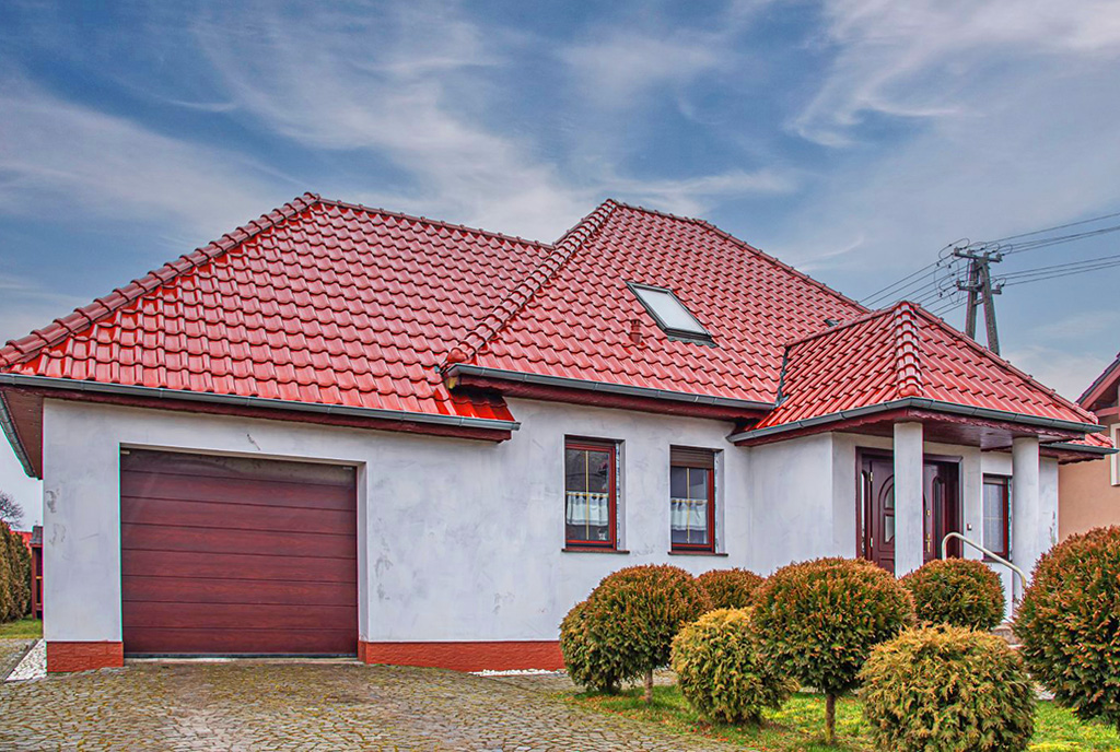 widok od przodu na luksusową willę na sprzedaż Bolesławiec (okolice)