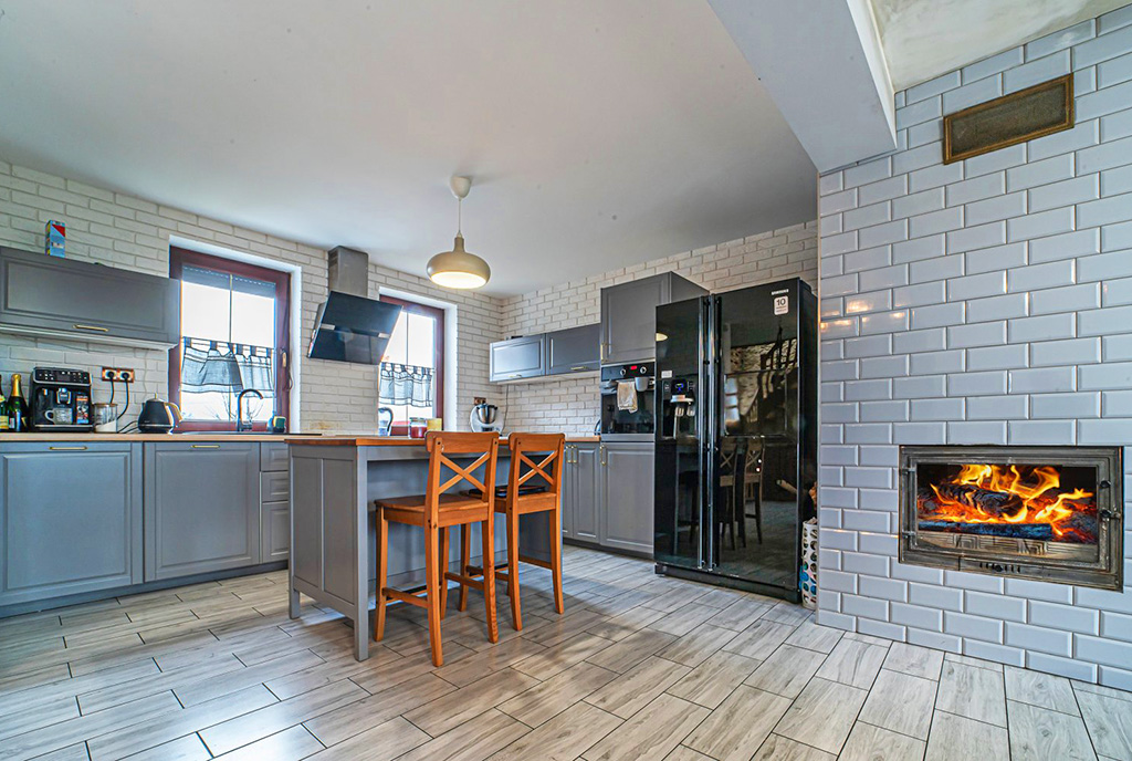 zbliżenie na kuchnię oraz jadalnię w luksusowej willi do sprzedaży Bolesławiec (okolice)